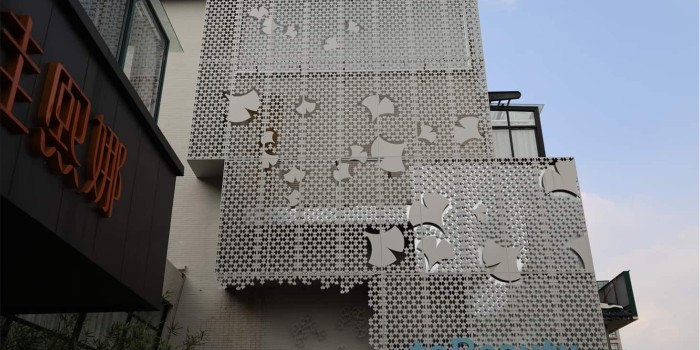 鋁單板廠家?guī)懔私鉀_孔鋁單板有什么優(yōu)勢？可以應(yīng)用于哪些領(lǐng)域？