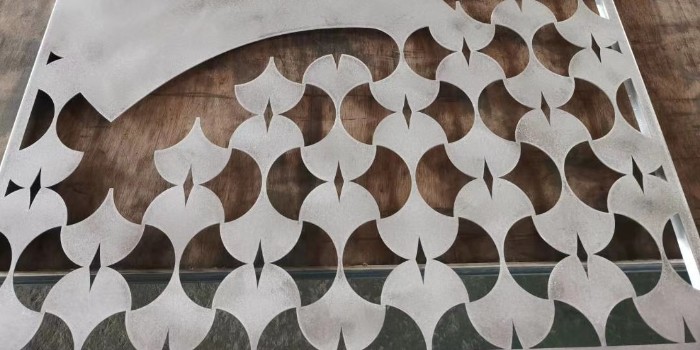 沖孔鋁板定制流程，源頭鋁單板廠家教程來(lái)了