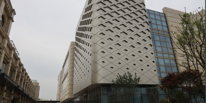 沖孔鋁單板與雕花鋁單板的區(qū)別