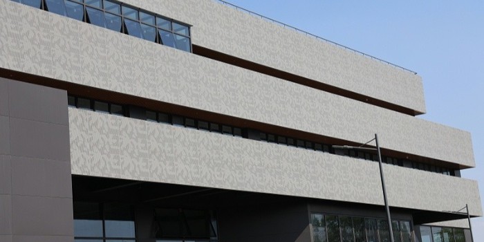 雕刻鋁單板能用于戶外裝飾嗎？24年鋁單板定制廠家來教你